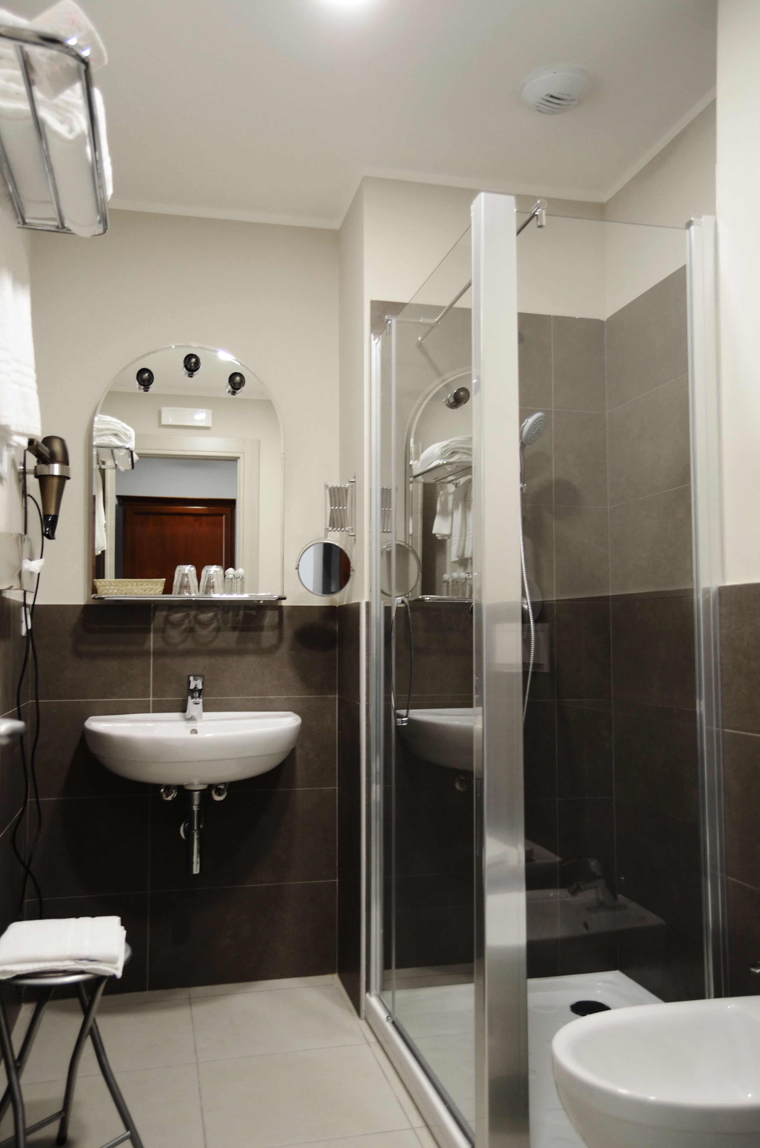 deluxe single room, balcony | bathroom | shower, free toiletries, hair dryer, towels