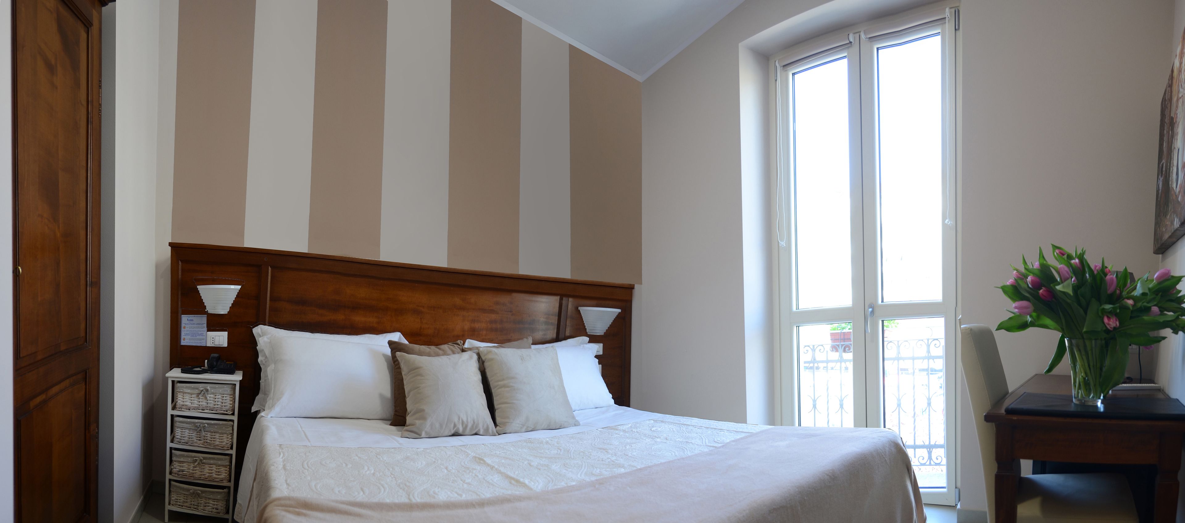 deluxe single room, balcony | hypo-allergenic bedding, in-room safe, desk, laptop workspace