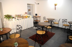 Se ofrece un desayuno bufé todos los días (por un coste adicional)