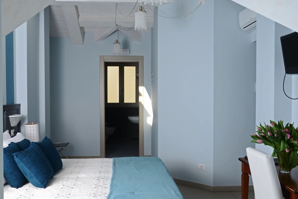 SuiteTripla | Hypo-allergenic bedding, in-room safe, desk, laptop workspace
