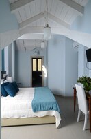 SuiteTripla | Hypo-allergenic bedding, in-room safe, desk, laptop workspace