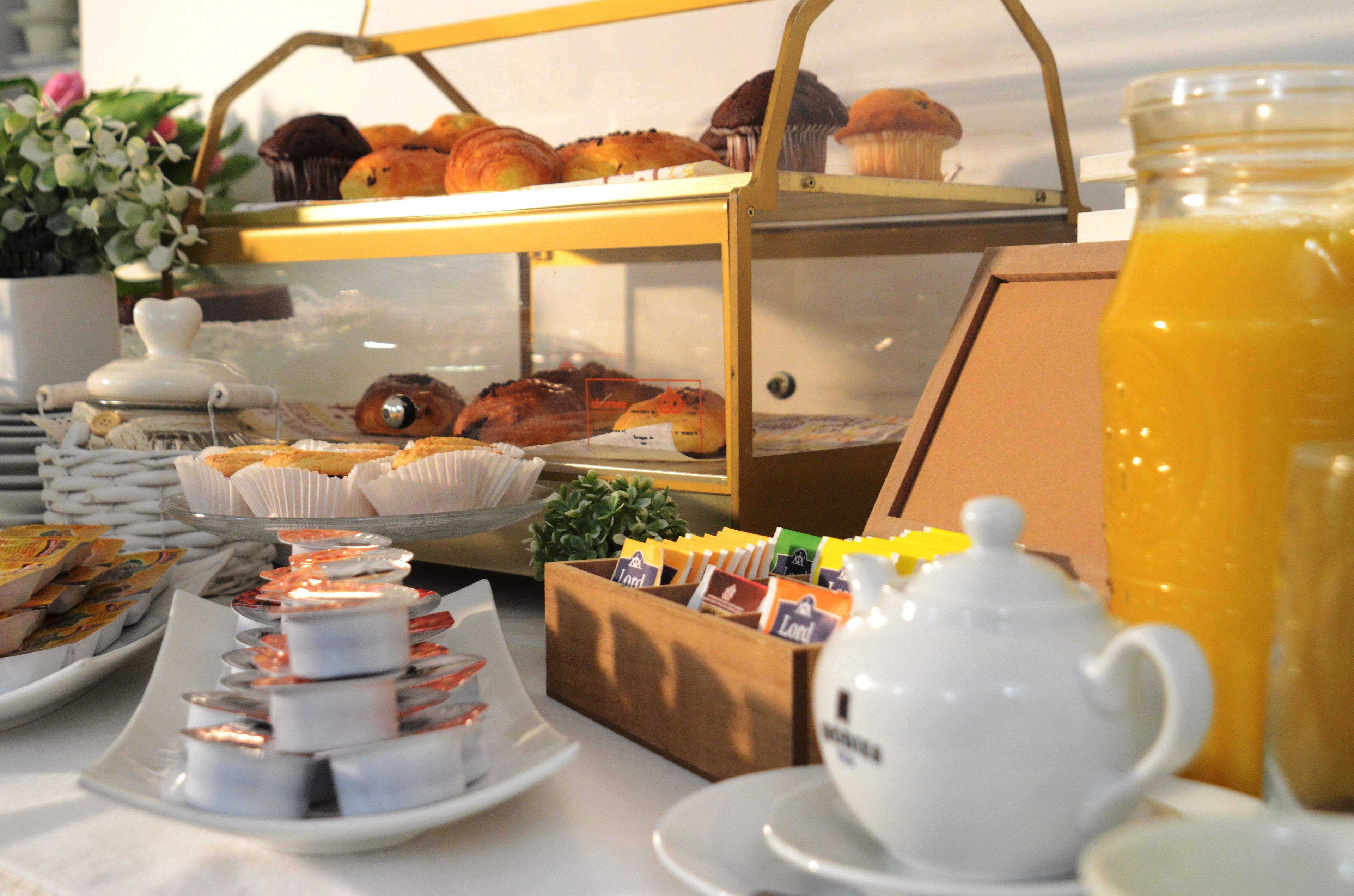 daily buffet breakfast for a fee