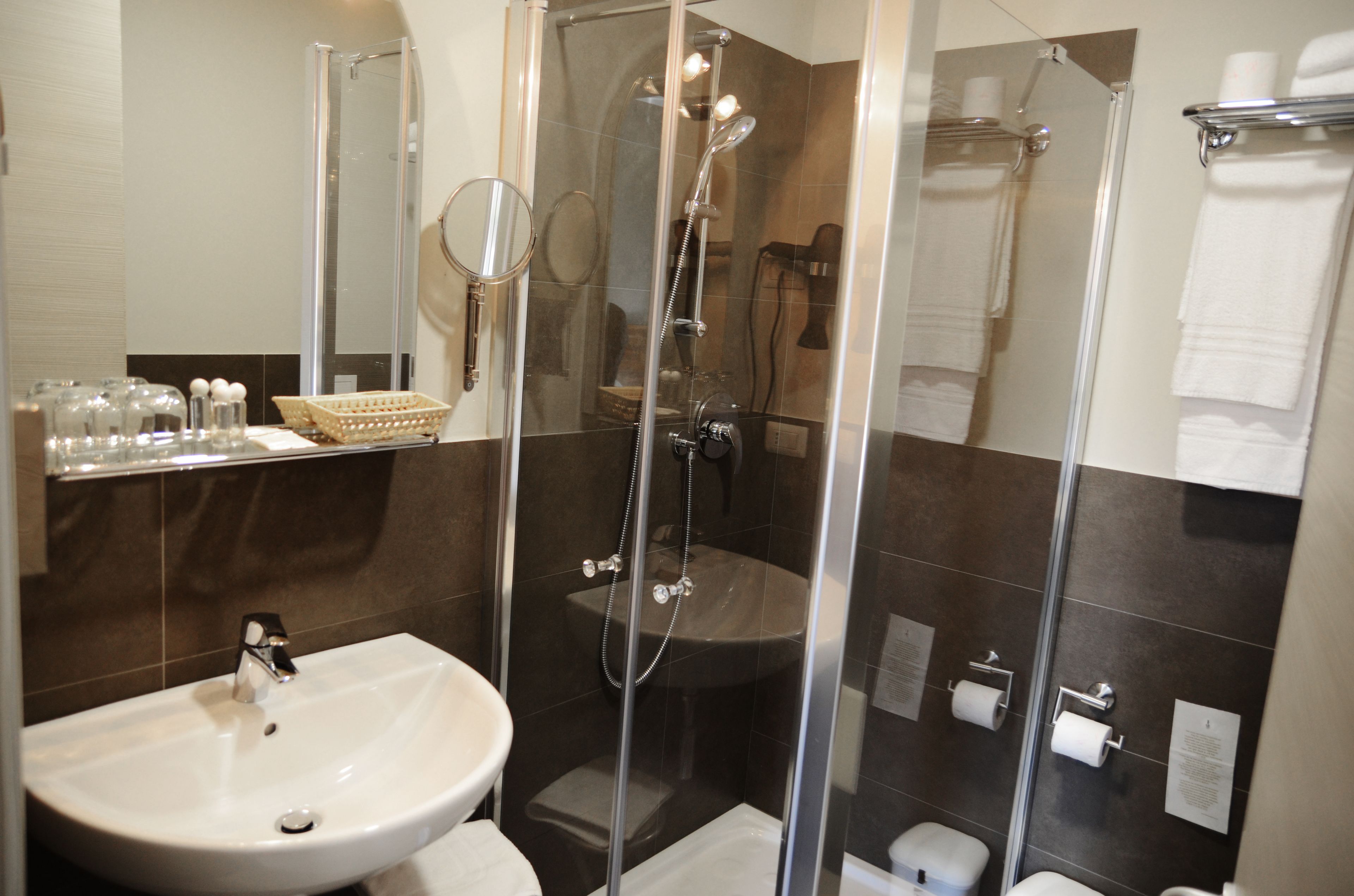 deluxe single room, balcony | bathroom | shower, free toiletries, hair dryer, towels