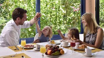 3 restaurants, breakfast, lunch, dinner served; Italian cuisine