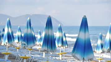 Privatstrand in der Nähe, Liegestühle, Sonnenschirme, Sporttauchen