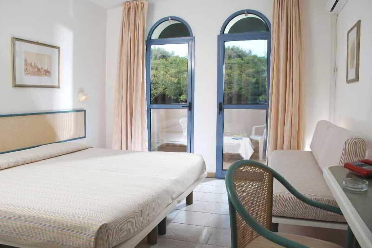 In-room safe, bed sheets