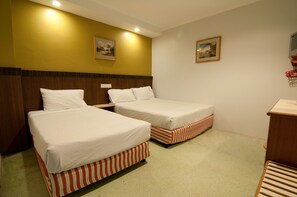Superior Triple Room | 1 bedroom, in-room safe, desk, iron/ironing board - Hotel China Town Inn (Kuala Lumpur)