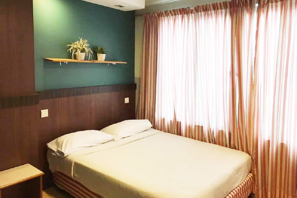Deluxe Room, 1 Double Bed | 1 chambre, coffres-forts dans les chambres, bureau