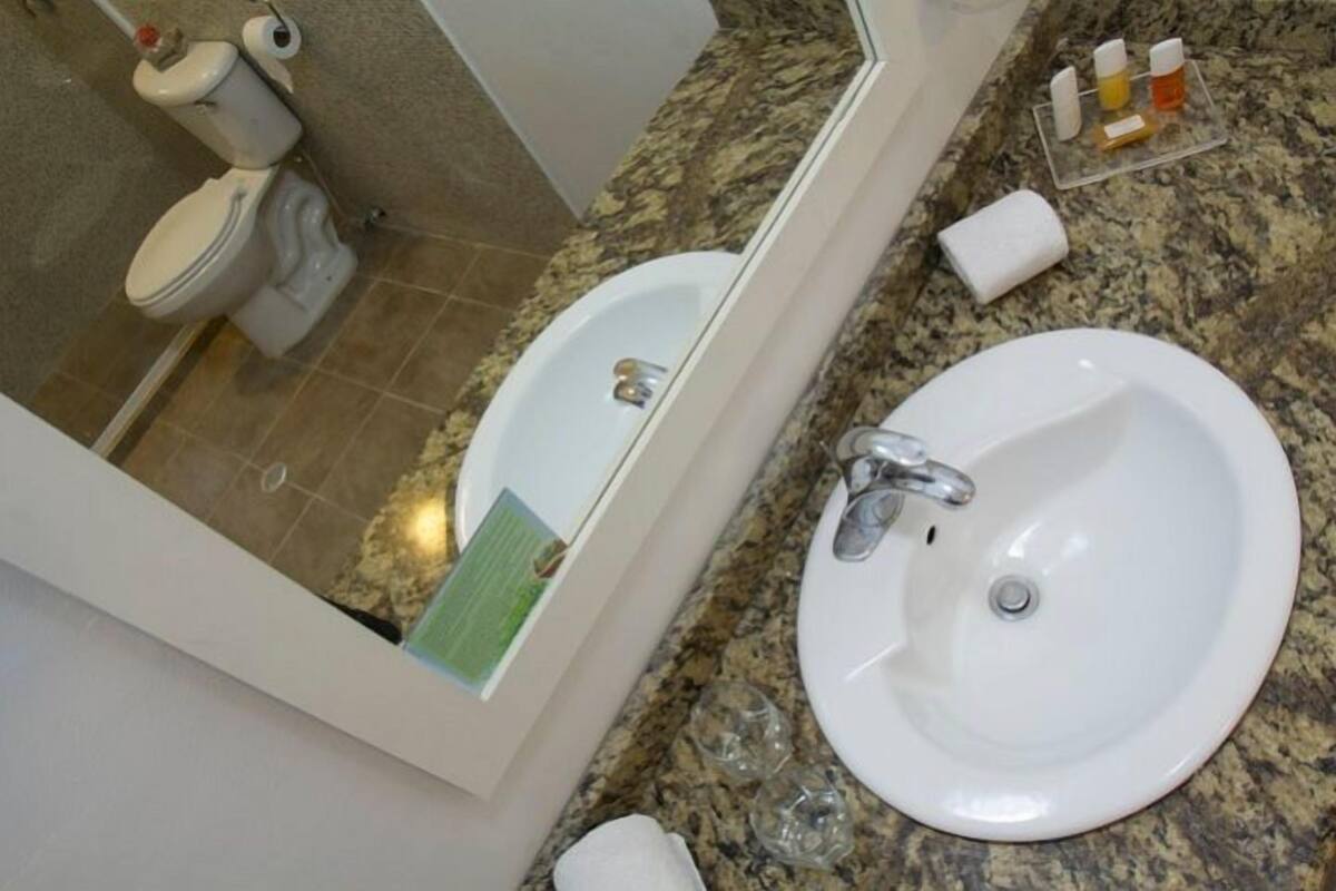 Douche, articles de toilette gratuits, sèche-cheveux