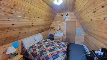 Chalet, 1 Queen Bed | Free WiFi, bed sheets