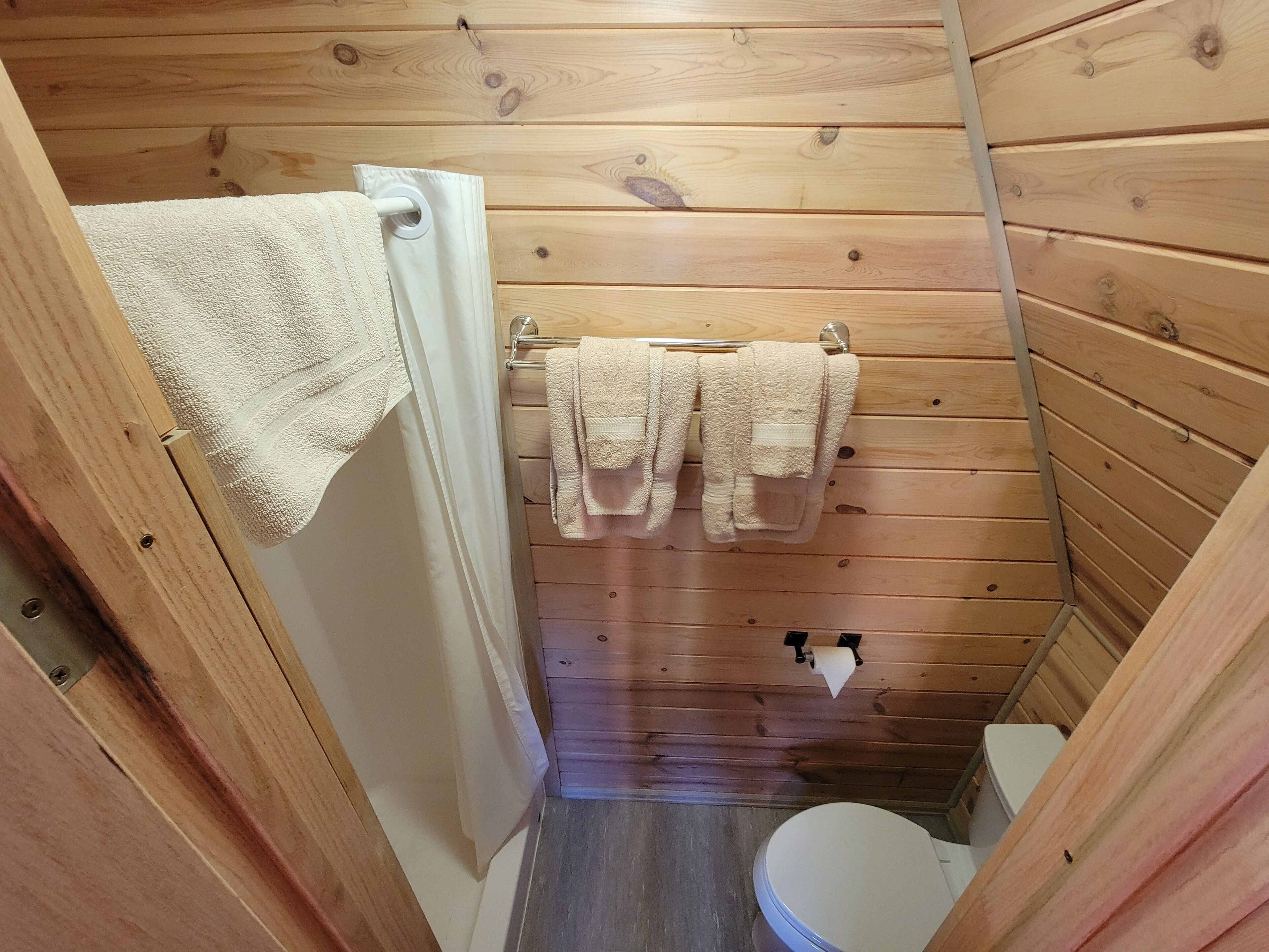 Chalet, 1 grand lit | Salle de bain | Articles de toilette gratuits, serviettes fournies