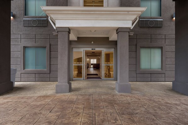 A building entrance with a covered walkway, large windows, and a tiled floor. - Holiday Inn Express & Suites Morrilton by IHG (Morrilton)