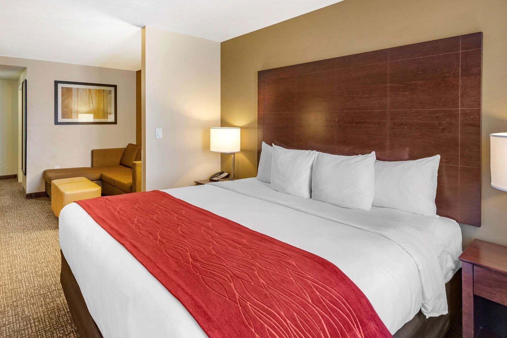 Camas con pillow-top, escritorio y tabla de planchar con plancha 