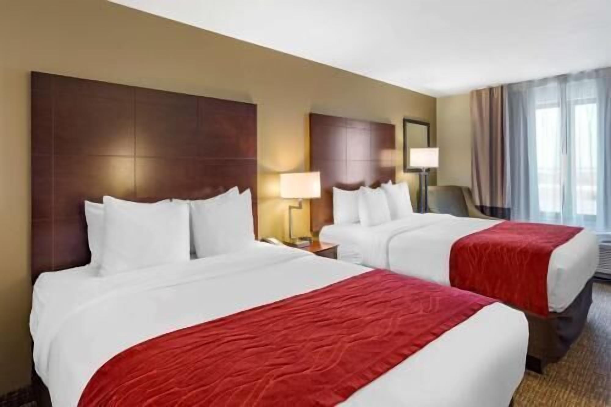 Camas con pillow-top, escritorio y tabla de planchar con plancha 