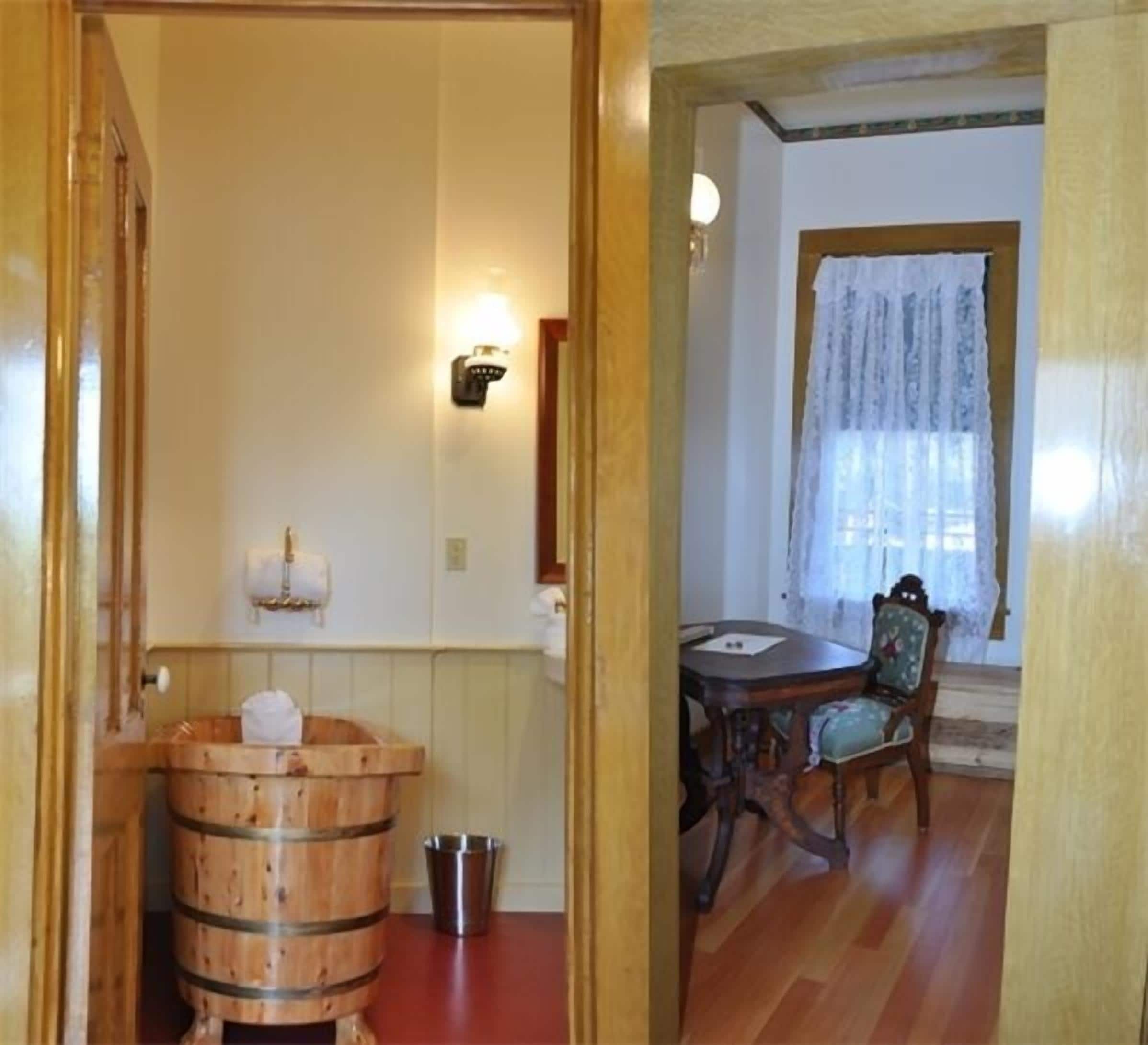 deluxe suite, 1 queen bed, balcony, park view (pine tub suite) | bathroom | hair dryer, towels