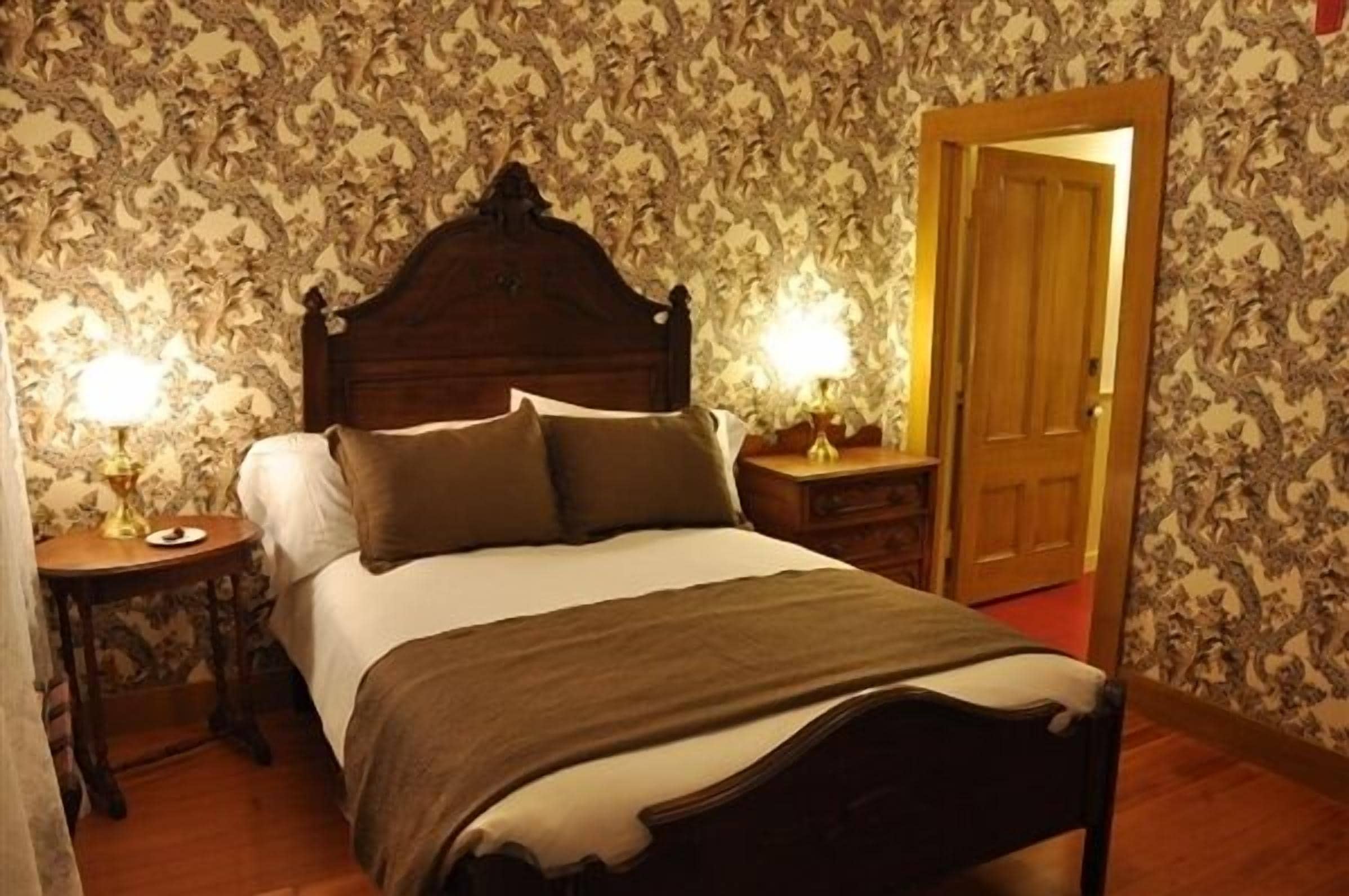 room, 1 queen bed, balcony, park view (josefa bandini) | iron/ironing board, free rollaway beds, free wifi, bed sheets