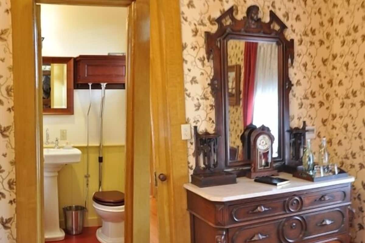 Grand Suite, 1 Bedroom, Balcony, Park View (Seeley Suite) | Living area