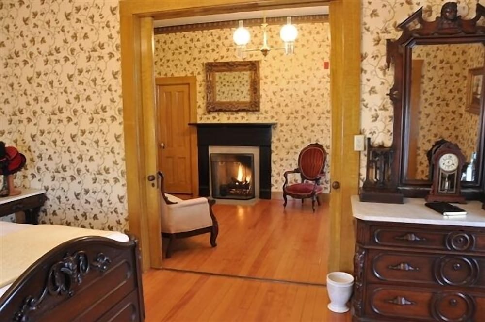 Cosmopolitan Hotel and Restaurant by null