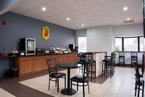A restaurant with a counter, chairs, and a large window. - Quality Inn Garysburg – Roanoke Rapids (Garysburg)