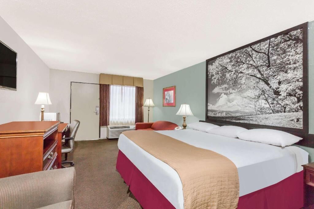 Desk, blackout curtains, soundproofing, free cots/infant beds