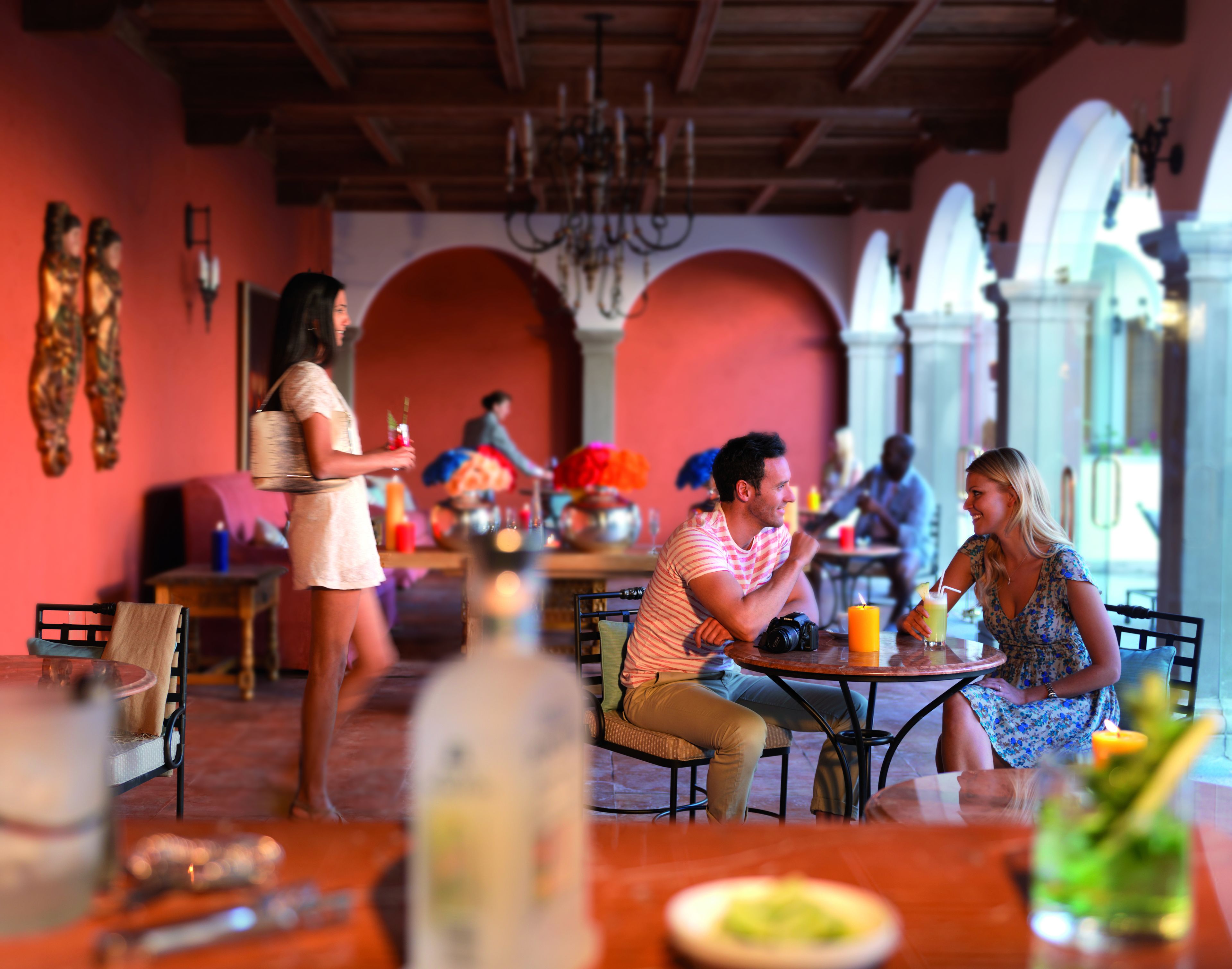 poolside views, serves lunch and dinner