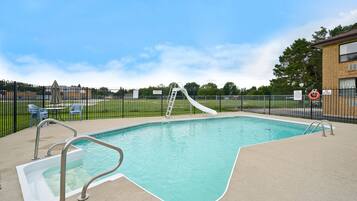 Skrivebord, mørklægningsgardiner, lydisolering, strygejern/strygebræt