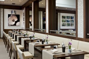 2 restaurantes; se sirven desayunos, comidas y cenas