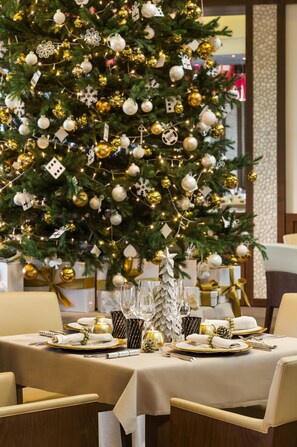 2 restaurants; breakfast, lunch and dinner served  - Resort Barrière Ribeauvillé (Ribeauvillé)