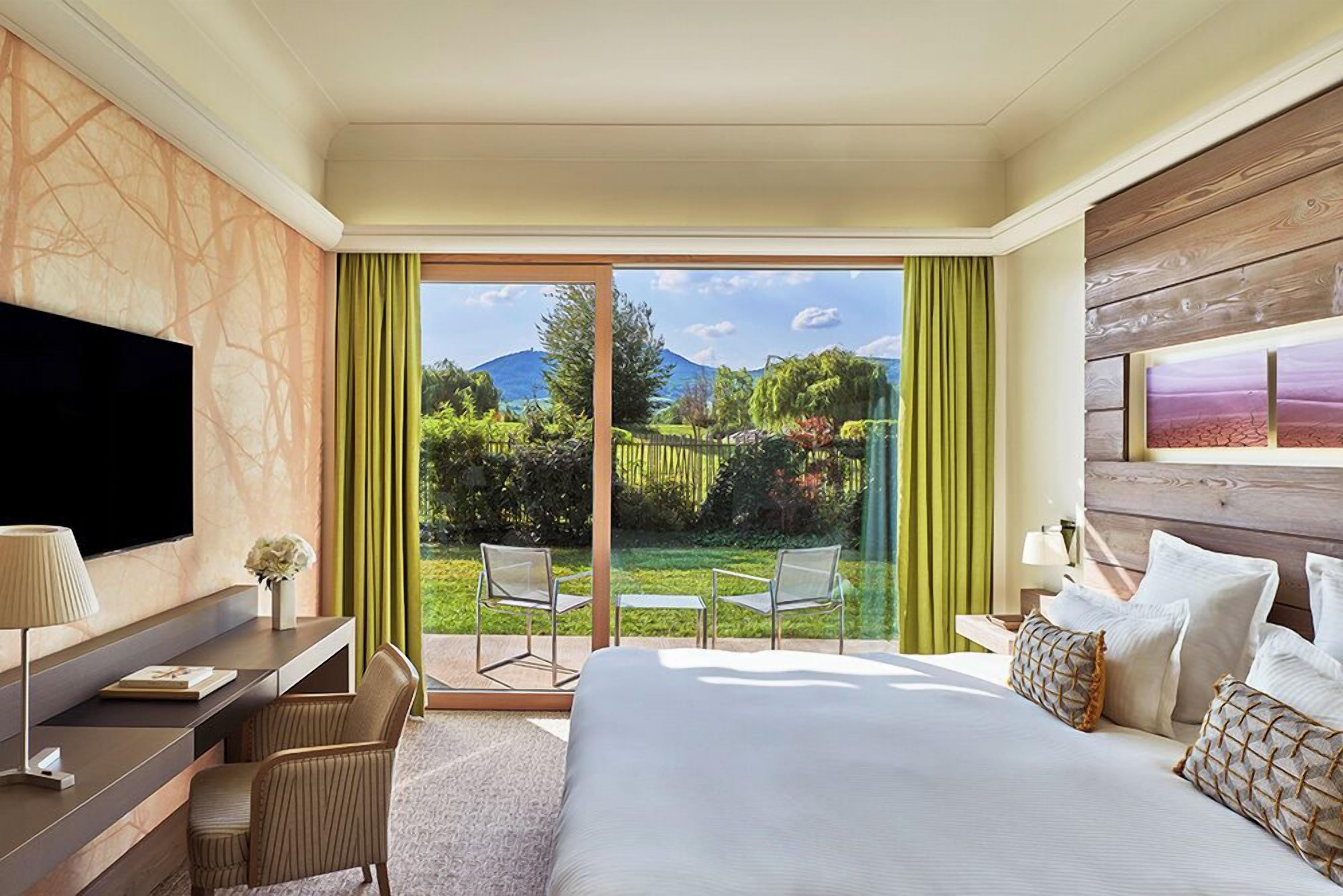 Habitación superior, vistas al jardín, planta baja | Ropa de cama de alta calidad, minibar, caja fuerte y escritorio