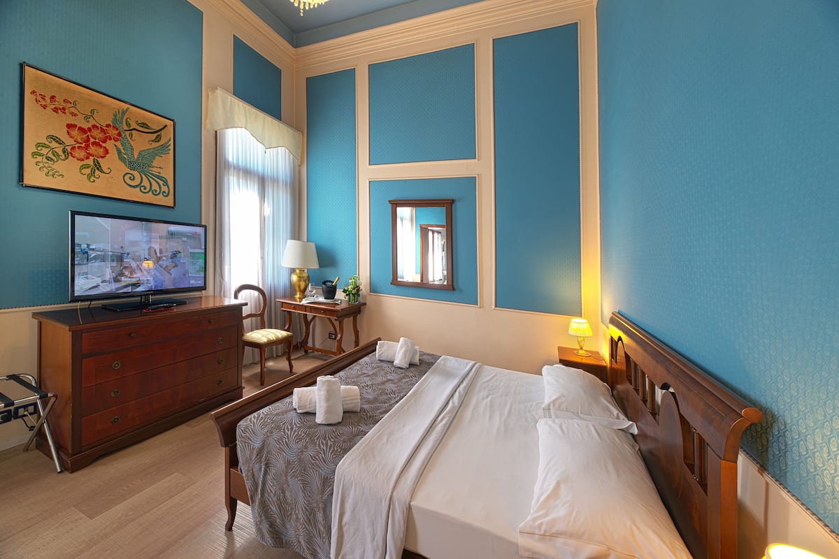 deluxe room, 1 queen bed, ensuite, garden view | minibar, in-room safe, desk, laptop workspace