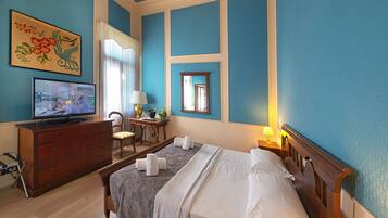 Deluxe Room, 1 Queen Bed, Ensuite, Garden View | Minibar, in-room safe, desk, laptop workspace