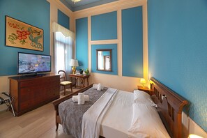 Habitació Deluxe, 1 llit de matrimoni, amb bany privat, vistes al jardí | Minibar, caixa forta a l'habitació i escriptori 