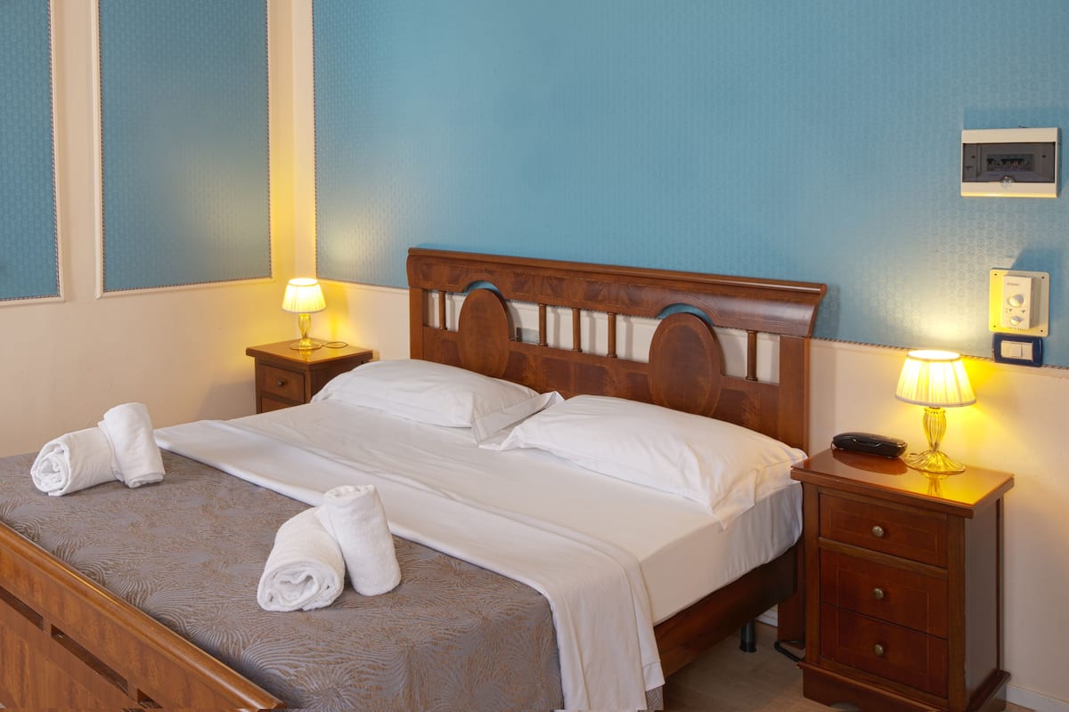 deluxe room, 1 queen bed, ensuite, garden view | minibar, in-room safe, desk, laptop workspace