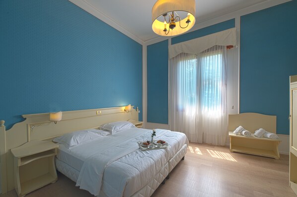 Minibar, in-room safe, desk, laptop workspace - Villa Marcello Giustinian (Mogliano Veneto)