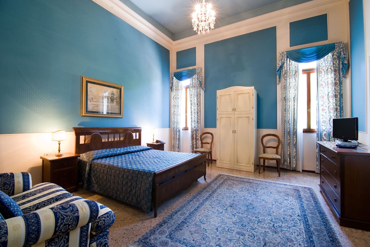Junior Studio Suite | Minibar, in-room safe, desk, laptop workspace