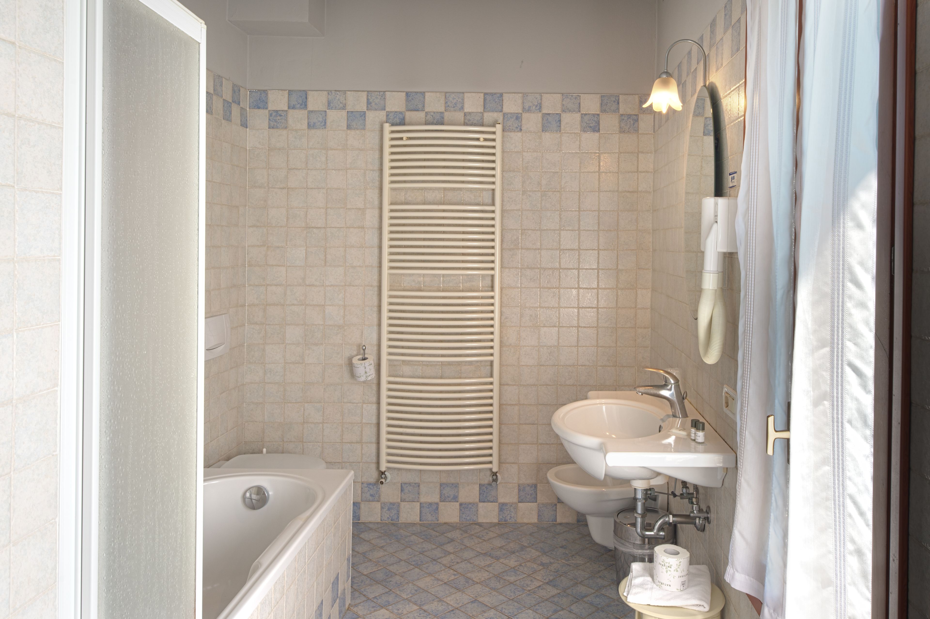 deluxe room, 1 queen bed, ensuite, garden view | bathroom | shower, hair dryer, towels