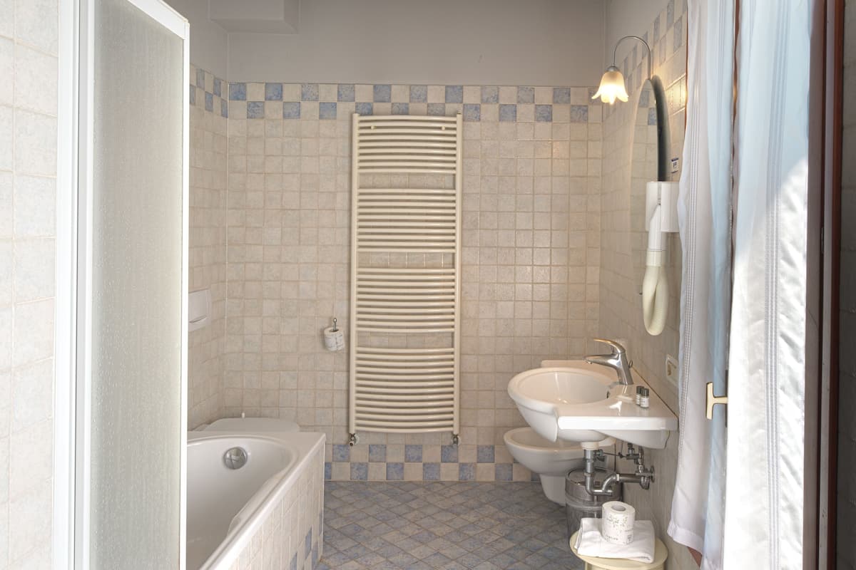 deluxe room, 1 queen bed, ensuite, garden view | bathroom | shower, hair dryer, towels