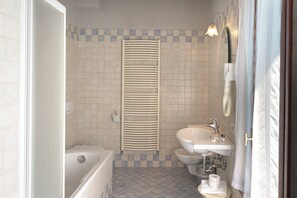 A bathroom with a bathtub, sink, and toilet. - Villa Marcello Giustinian (Mogliano Veneto)