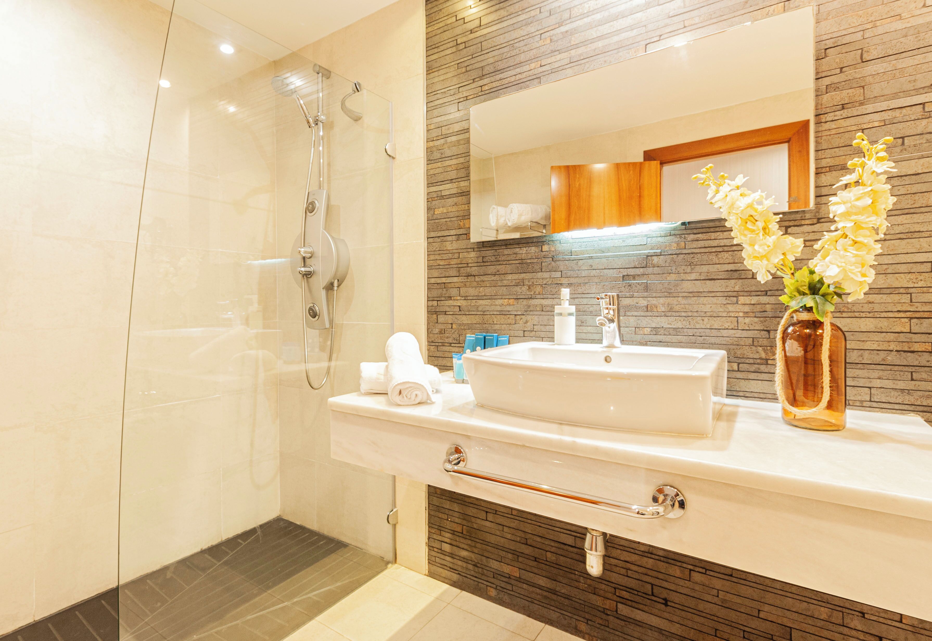suite | bathroom | shower, free toiletries, hair dryer, towels