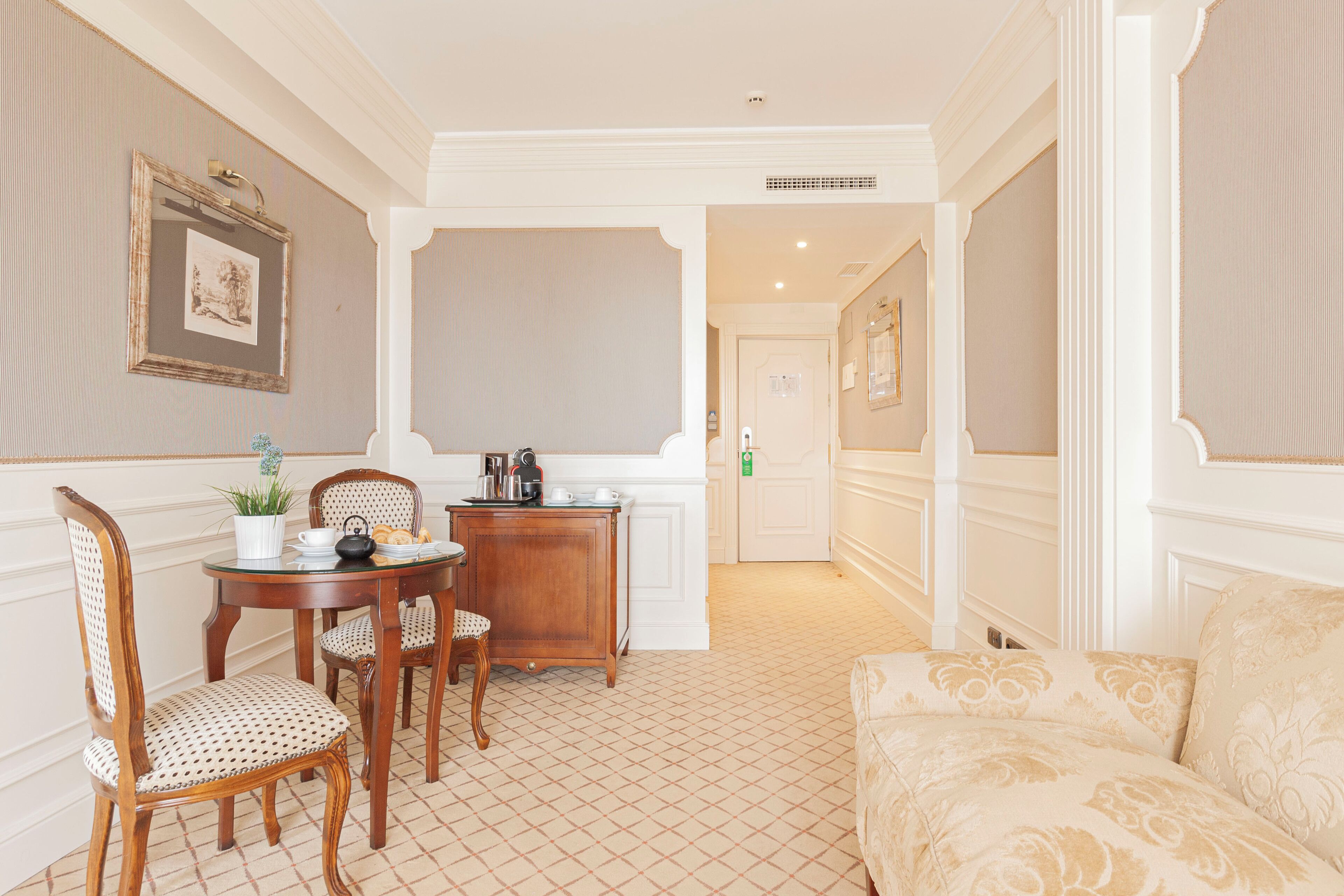 presidential room | minibar, in-room safe, individually decorated, individually furnished