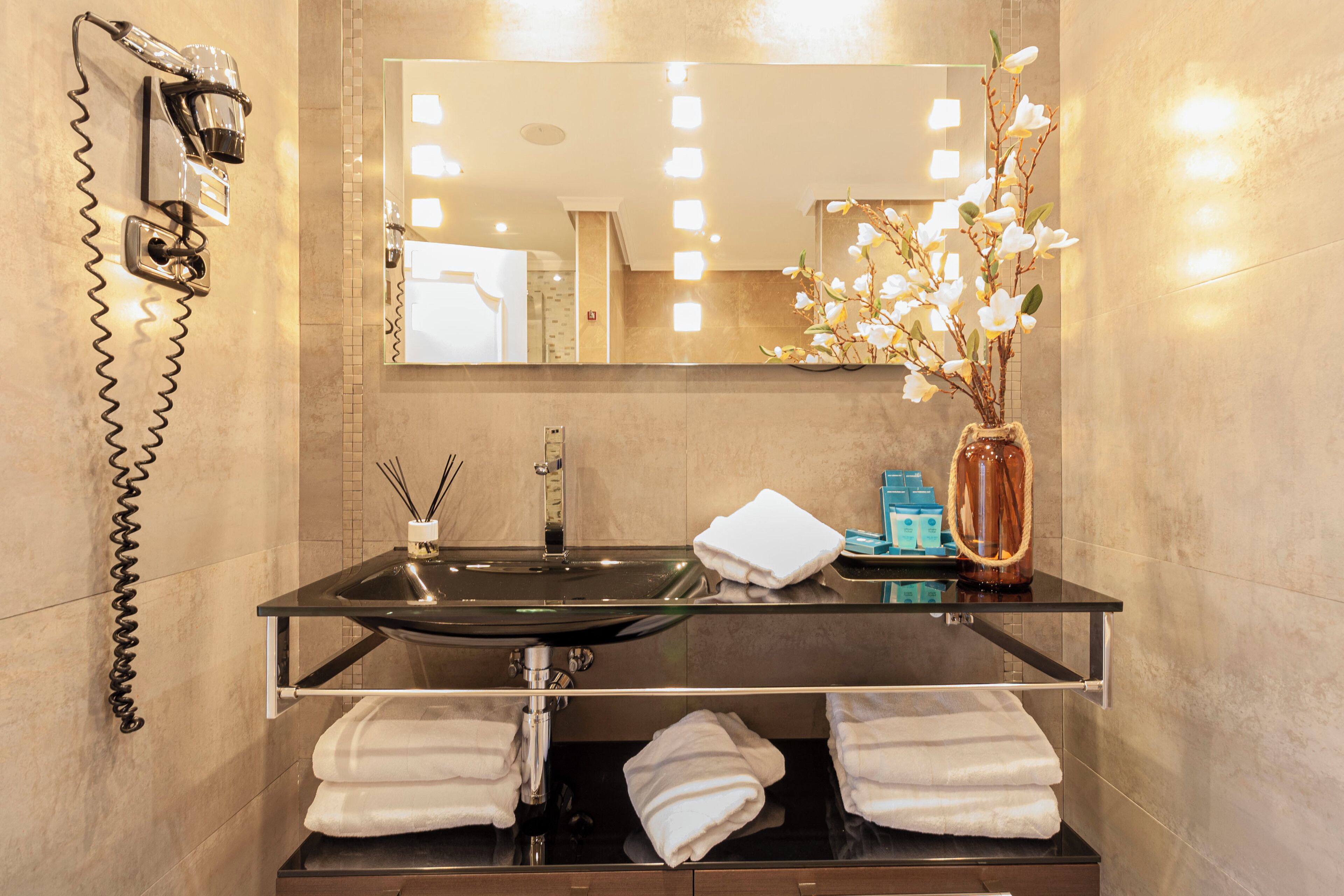 presidential room | bathroom | shower, free toiletries, hair dryer, towels