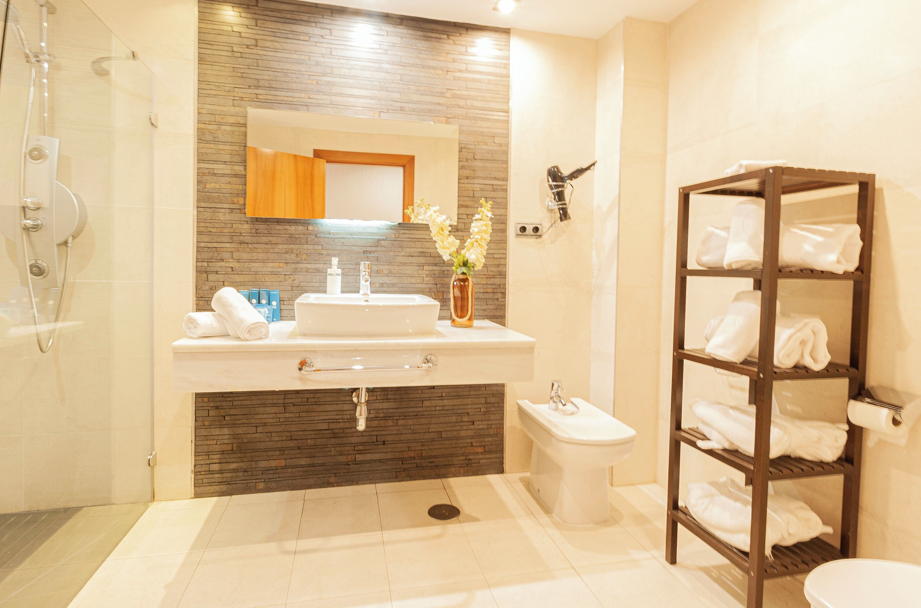 suite | bathroom | shower, free toiletries, hair dryer, towels