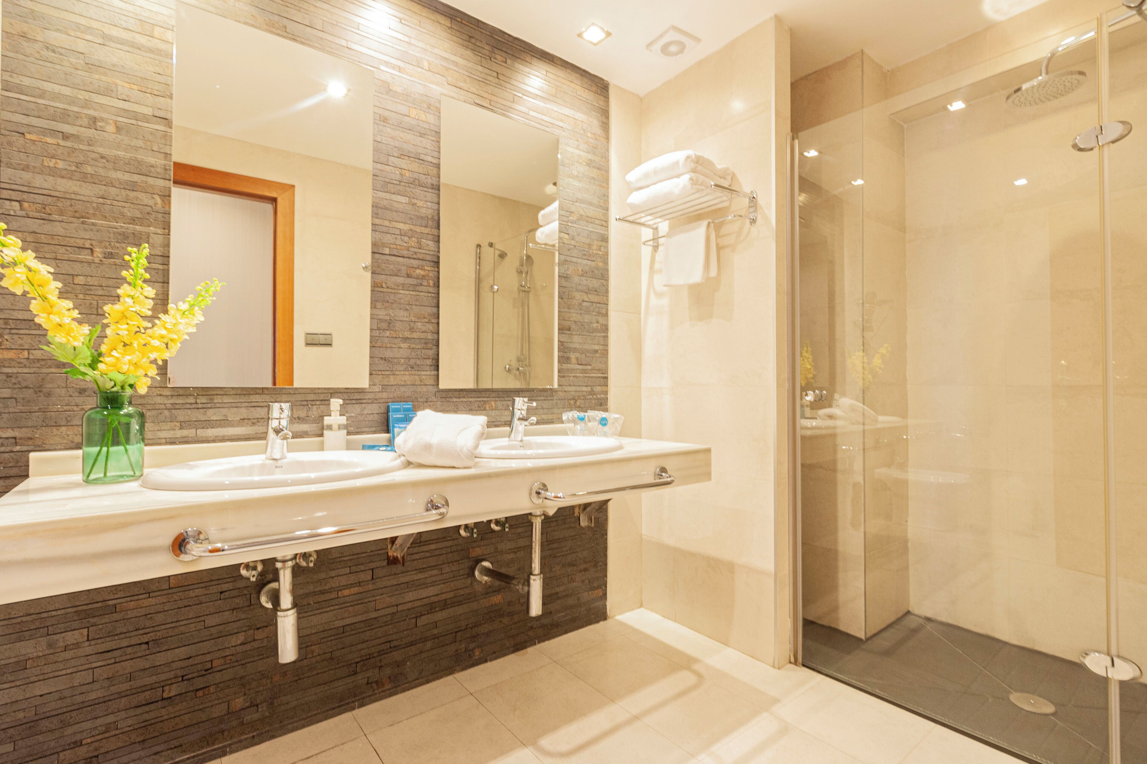 double room | bathroom | shower, free toiletries, hair dryer, towels