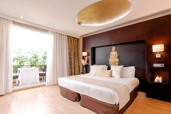 Superior Suite | Minibar, in-room safe, individually decorated, individually furnished