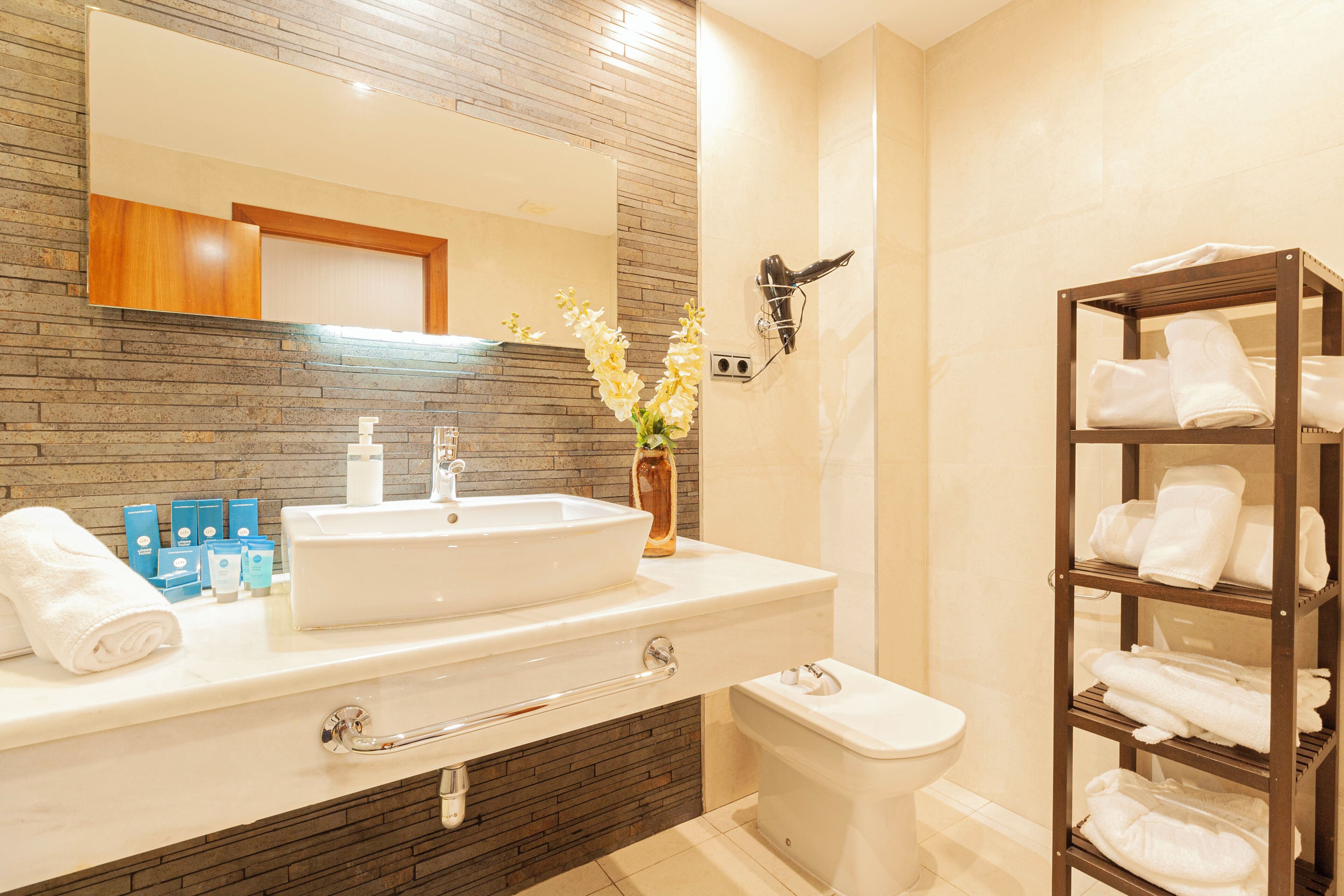 suite | bathroom | shower, free toiletries, hair dryer, towels