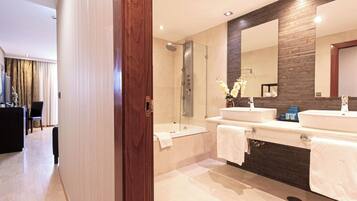 Superior Suite | Bathroom | Shower, free toiletries, hair dryer, towels