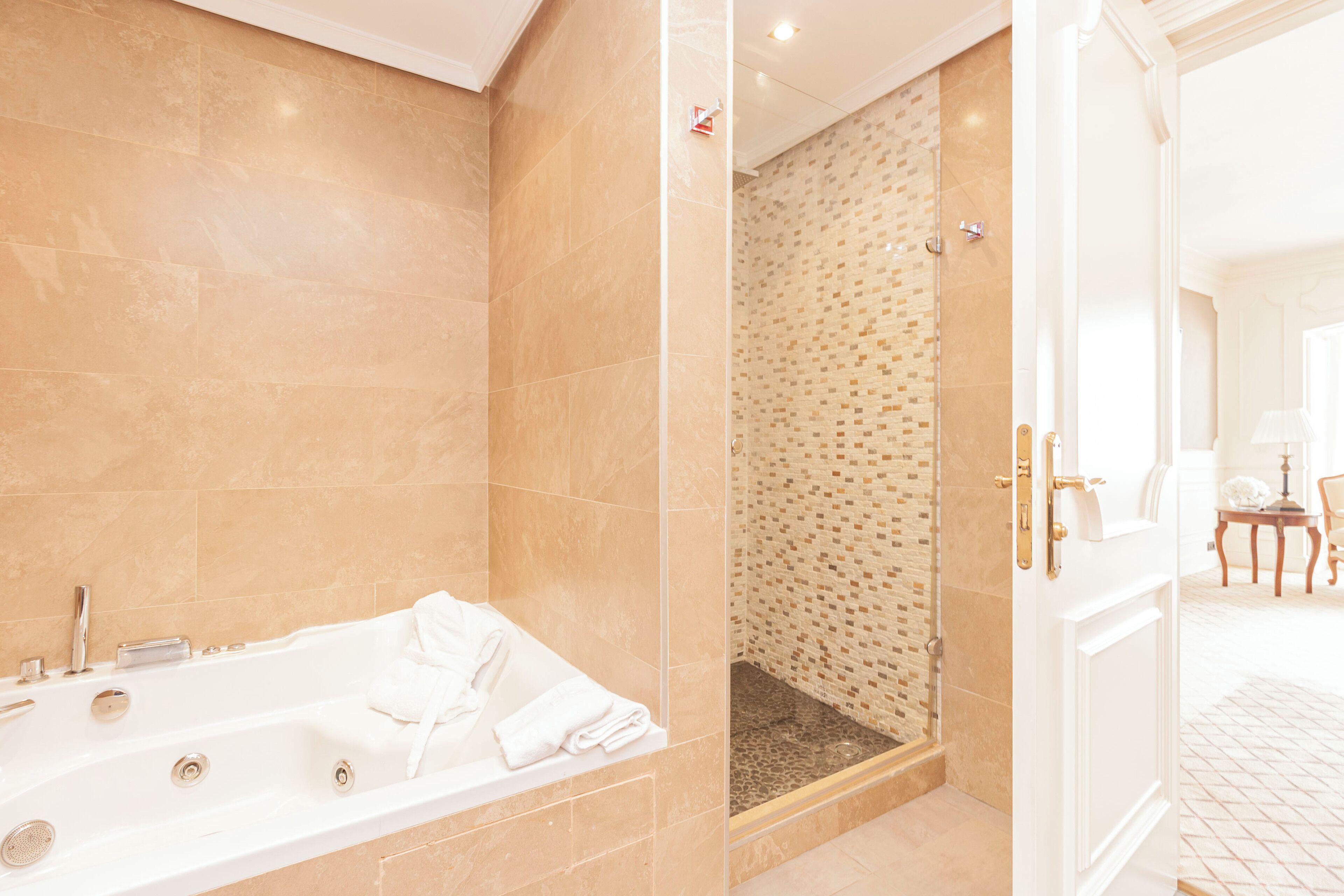 presidential room | bathroom | shower, free toiletries, hair dryer, towels