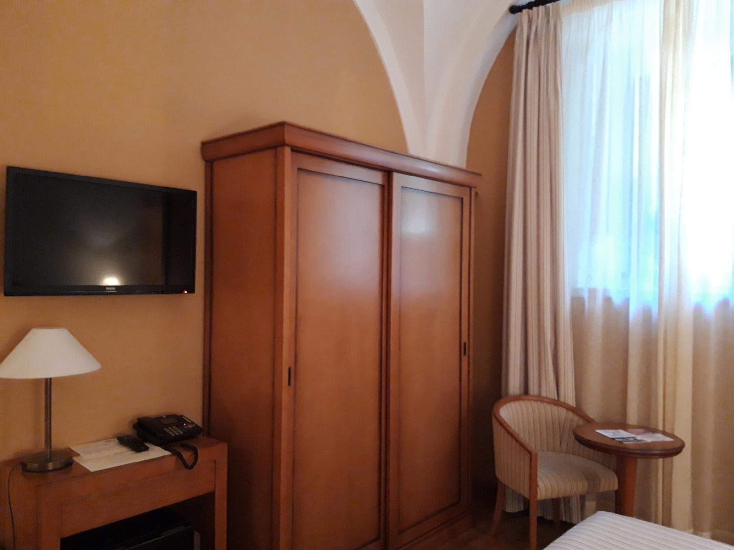 premium bedding, free minibar, in-room safe, desk