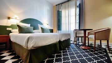Tweepersoonskamer (Or Double Room Single Use) | Luxe beddengoed, een gratis minibar, een kluis op de kamer, een bureau
