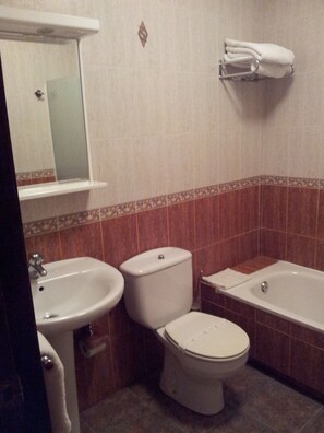 Combined shower/tub, free toiletries, hair dryer, towels